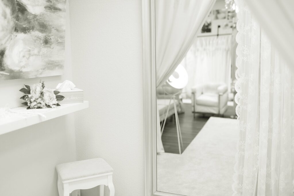 Elegantes Ambiente zum Brautkleidkauf in Overath bei Köln im Hochzeitswohnzimmer