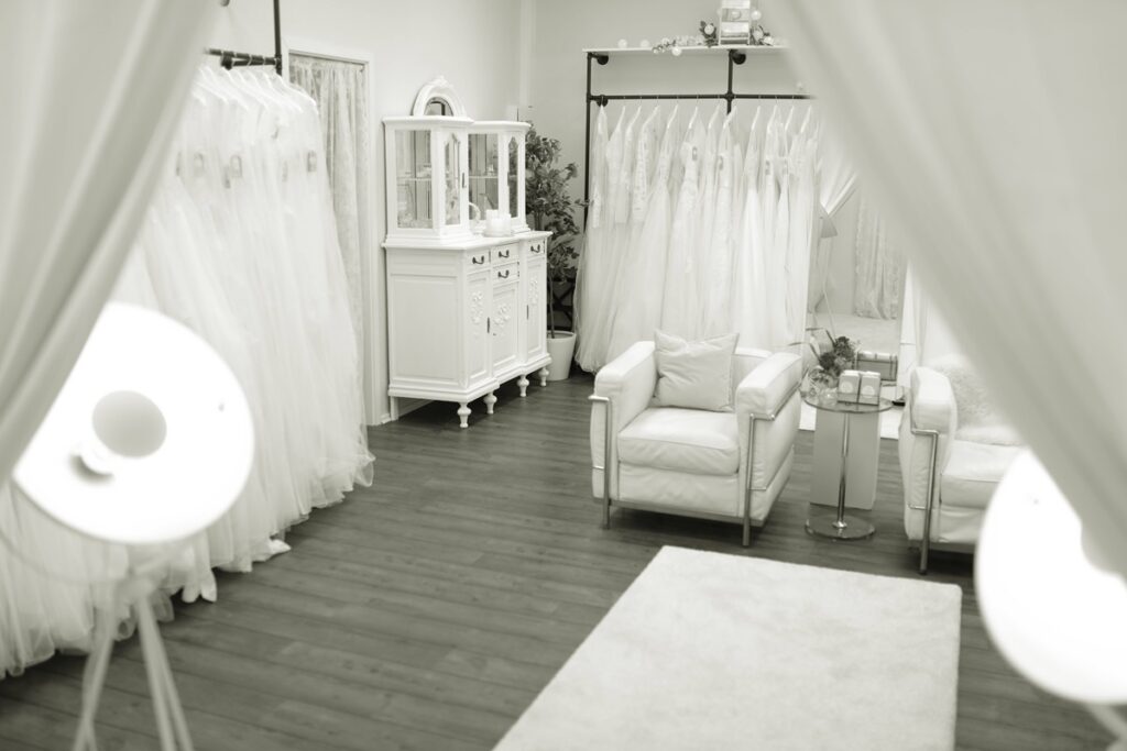 Das Hochzeitswohnzimmer in Overath bei Köln bietet traumhafte Brautkleider von Größe 36-4