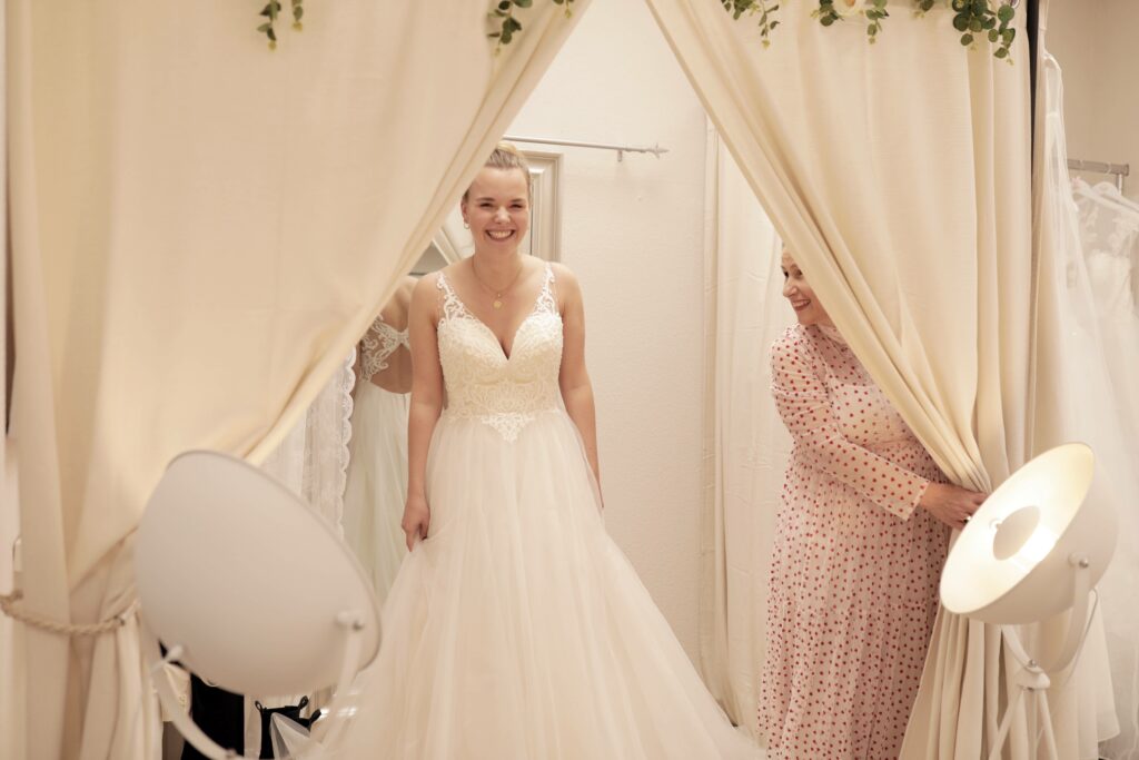 Traumhafte Kollektionsbrautkleider Outletbrautkleider und Second Hand Brautkleider im Hochzeitswohnzimmer in Overath bei Köln