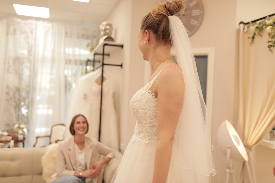 Das Hochzeitswohnzimmer in Overath bei Köln bietet traumhafte Brautkleider von Größe 36-44