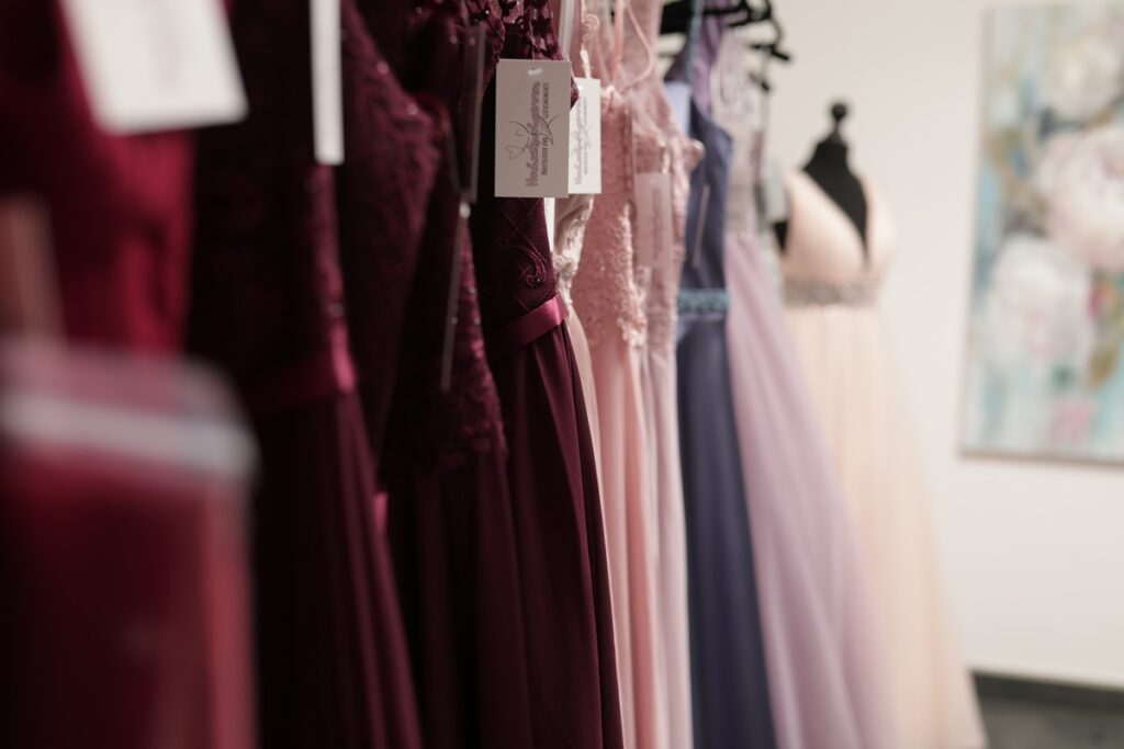 Hochzeitswohnzimmer - Brautkleider Schnäppchen ab 299€ in Overath bei Köln und Bonn